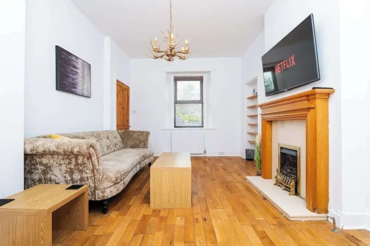 2 Bedroom House - Free Parking