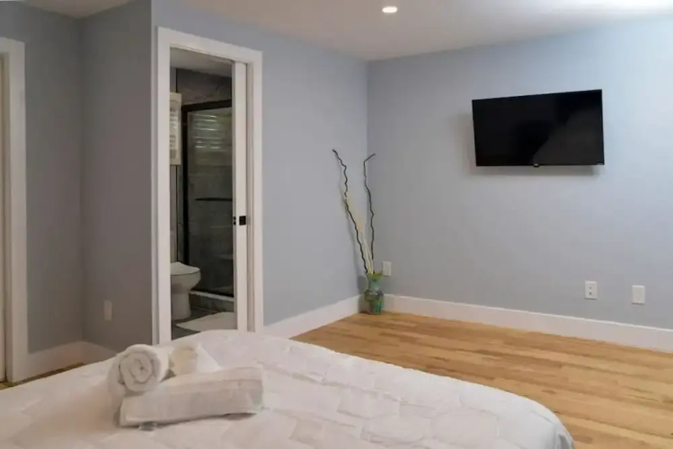 Lake Access 4 Bed 3 Bath HOT TUB