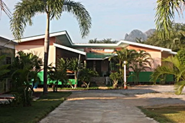 Standard Sextuple Family room
