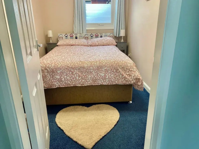 Large 3 bed Chalet -sleeps 6- dog Friendly- Garden