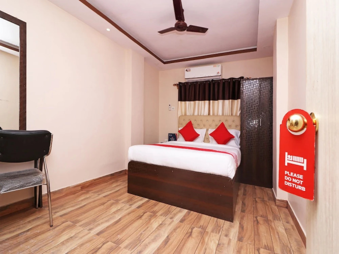 OYO 13579 Hotel Royal Crowne