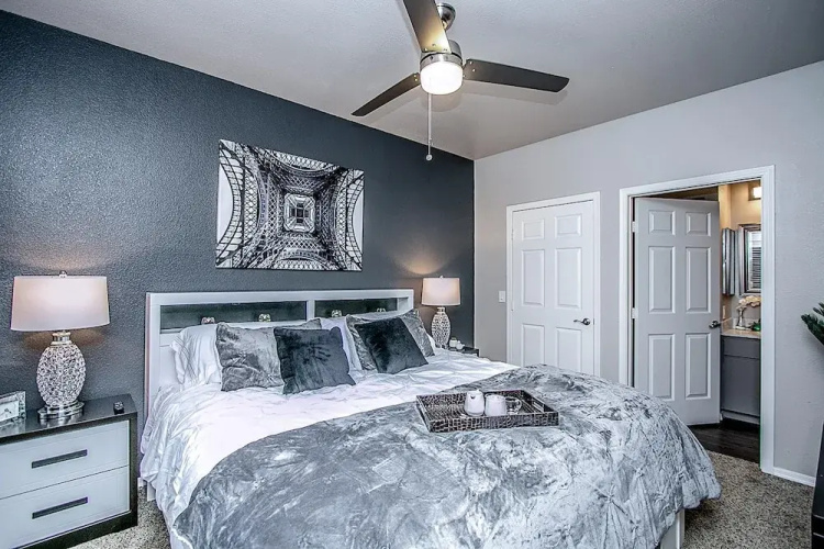 Executive King, Close to Shops, Dining, Golf w Parking 1064
