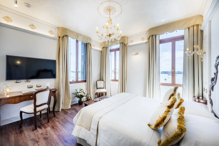 Hotel Monaco & Grand Canal photo 11