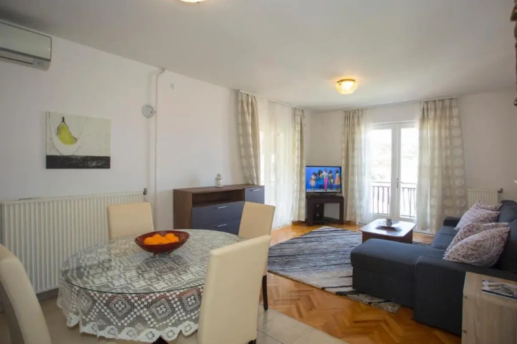 Apartment with sea view