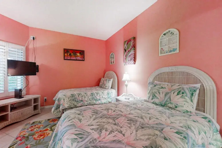 Dog-friendly Condo Steps to Beach wth Pool, AC & Elevator