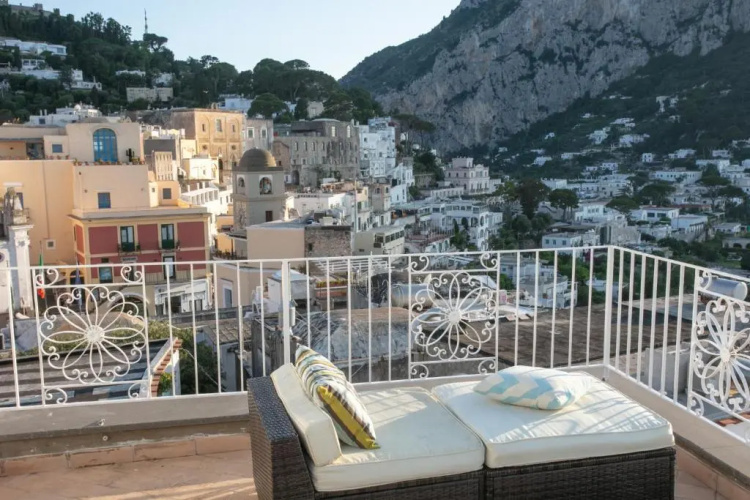 Rooftop Luxury Suite by CapriRooms