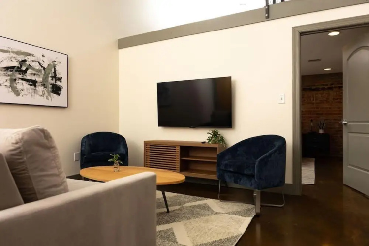 Extra Classy 1 BR Loft With Exposed Brick Downtown