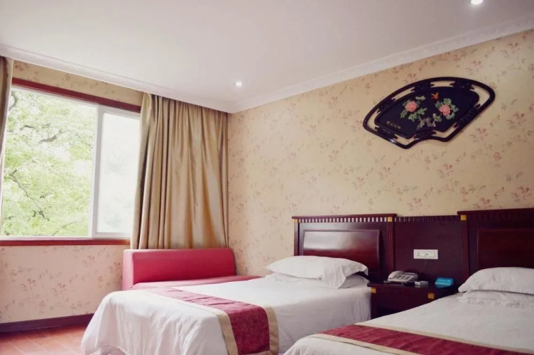 Hushang Hotel