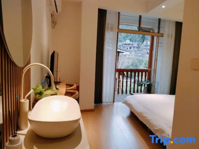 Luxury Double room with balcony and with lake view