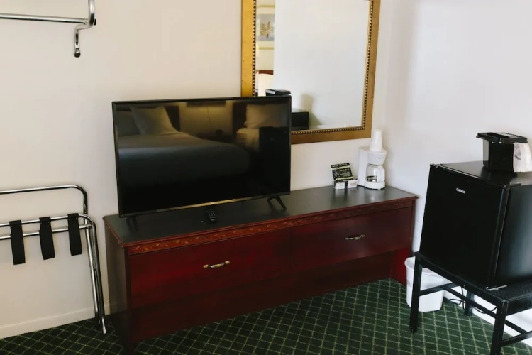 Standard Quadruple Basement room
