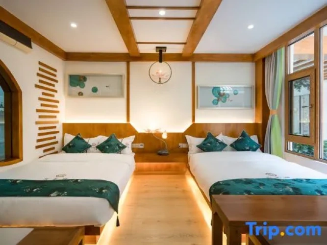 Deluxe Quadruple room with courtyard view