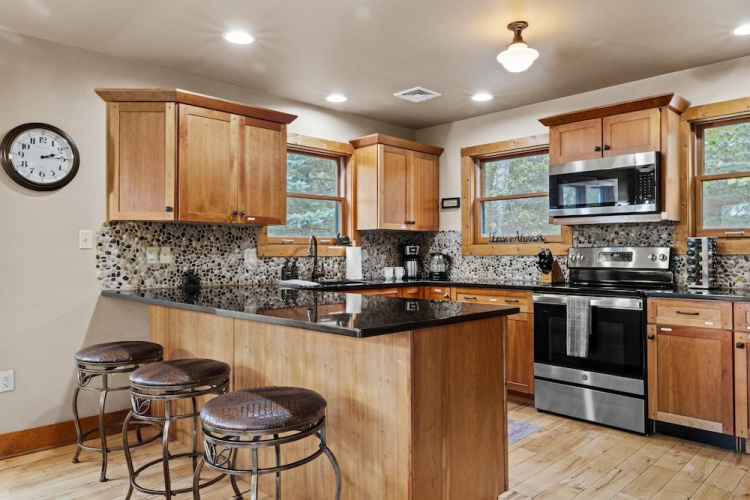 Fam-friendly Cabin Mins 2 Beach Ski w Hot Tub