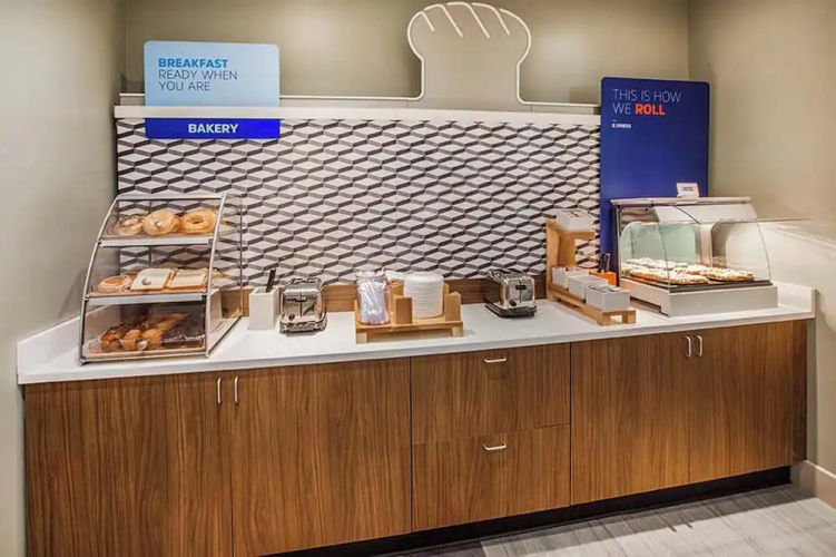 Holiday Inn Express & Suites Miami Intl Airport - 36th St - Miami, FL