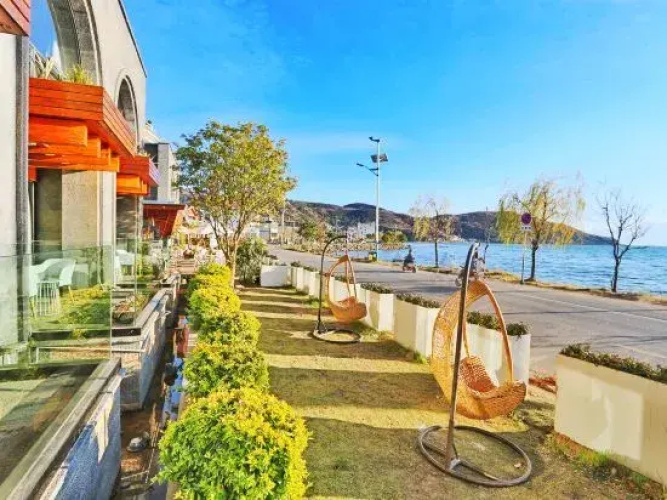Puyue Lake-view Holiday Hotel(大理双廊半岛璞月海景度假酒店)
