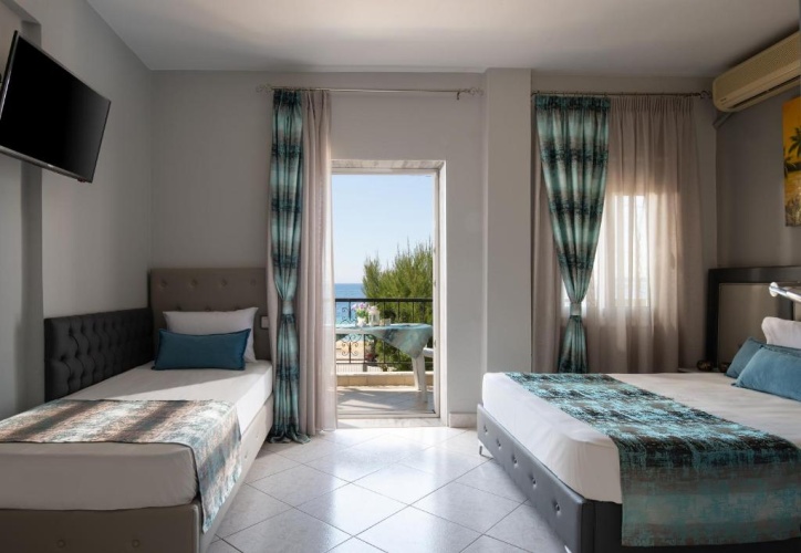 Standard Triple room with sea view