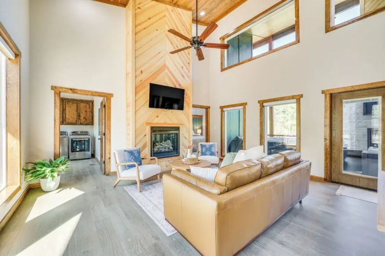 Broken Bow Cabin ~ 5 Mi to State Park w/ Hot Tub!