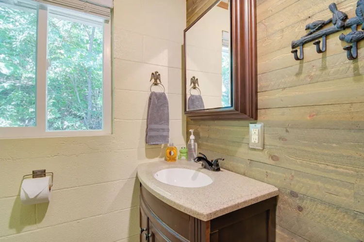 Waterfront Bull Shoals Lake Cabin w/ Deck + Views!