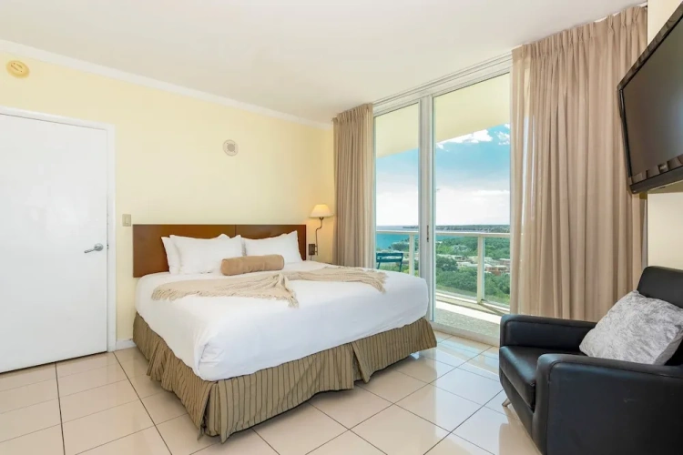 1 Bedroom Superior room with balcony and with bay view