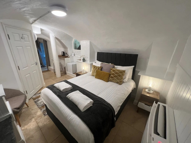 4 Berkeley Sq - YourApartment