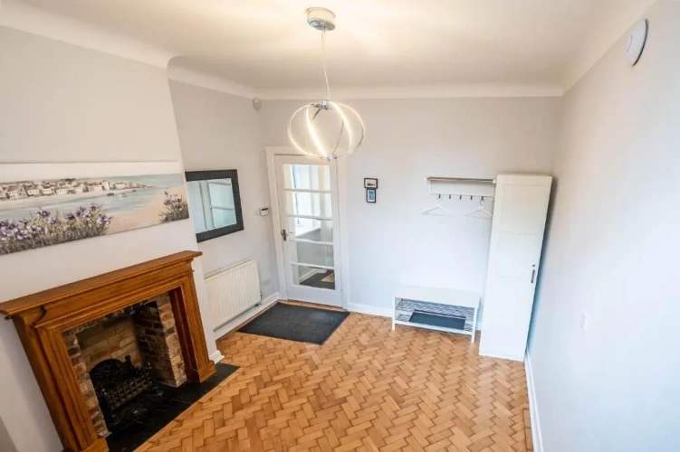 5 Bedrooms Cottage