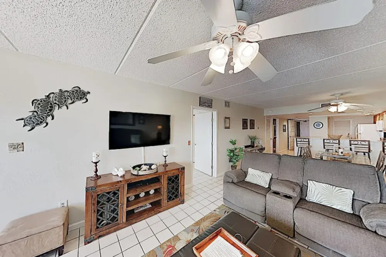 Roomy 2BR Oceanfront Condo 1st-floor: Patio & Pool