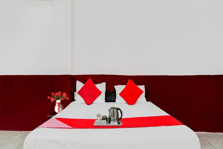 OYO Flagship 70083 Premium Hotel
