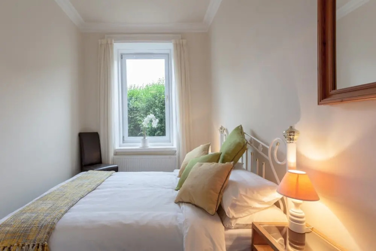 1 Bedroom Traditional Leith Flat