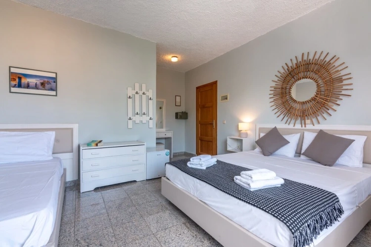 Standard Triple room