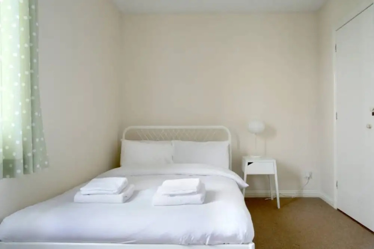 2 Bedroom Canalside Apartment