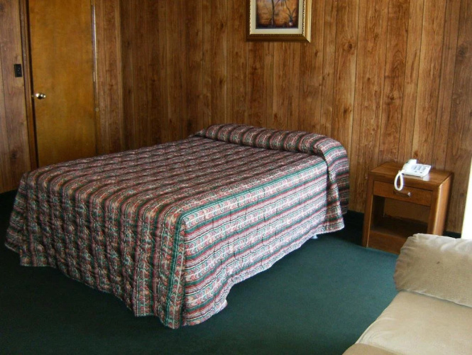 Super 7 Inn Cadiz