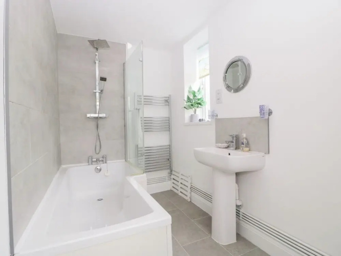 76A Mackworth Road