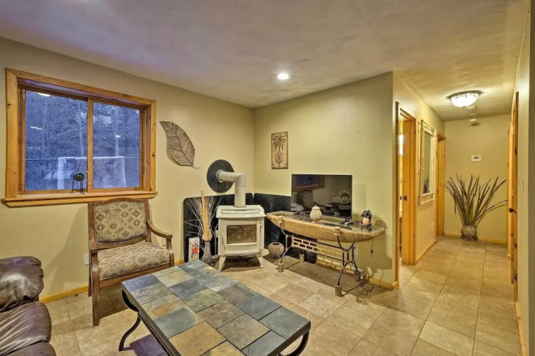 Jewett Cabin w/ Viewing Deck - 10 Mins to Skiing!