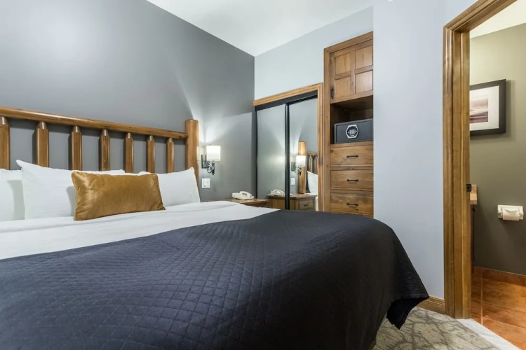 Deluxe Suite with balcony and with lake view