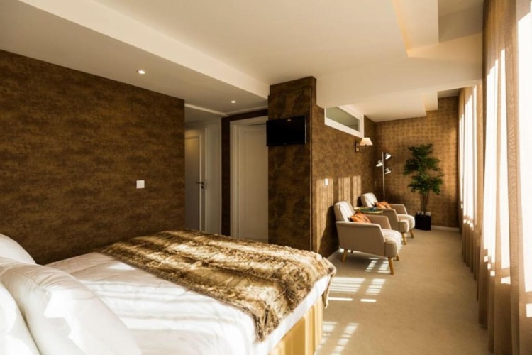 4 Bedrooms Apartment with river view