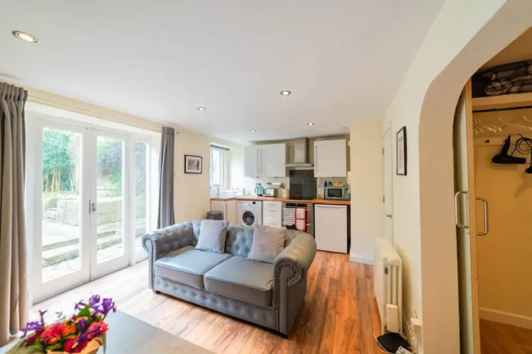 Modern Bright Garden Flat With Patio