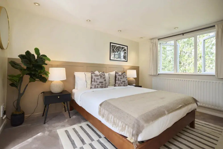 Chiswick Townhouse with Garden & Parking
