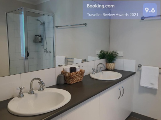 4 Bedrooms Cottage