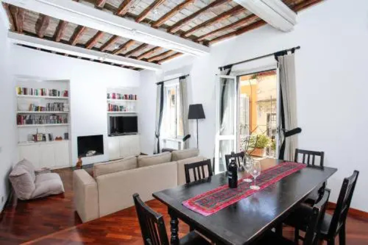 Pantheon Square Family Apartment