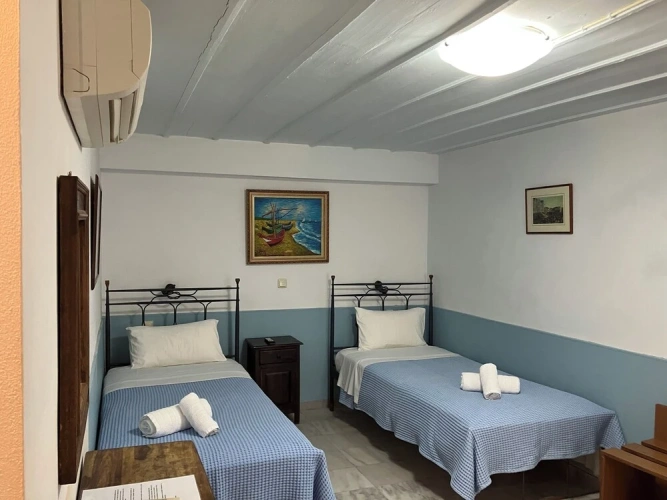 Standard Twin room with courtyard view