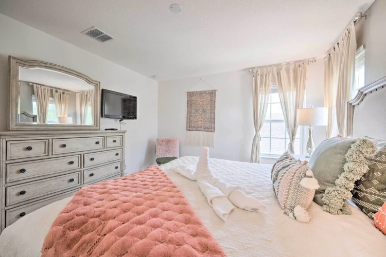 5 Bedrooms Villa