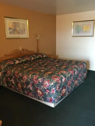 Deluxe Inn
