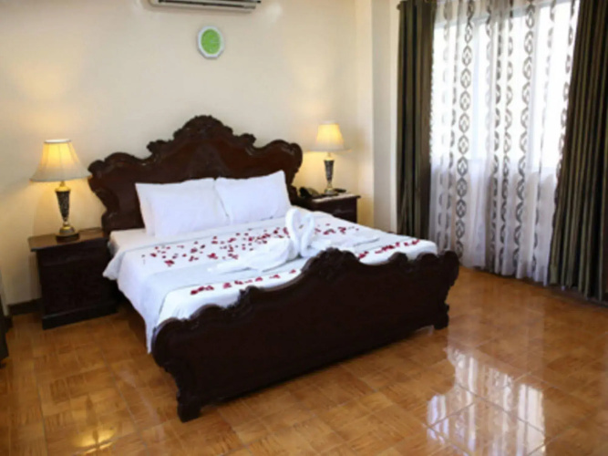 Crown Royale Hotel