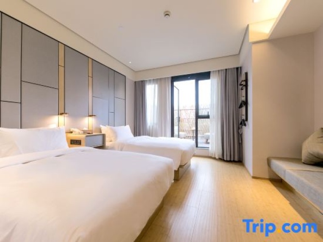 Standard Twin room with courtyard view