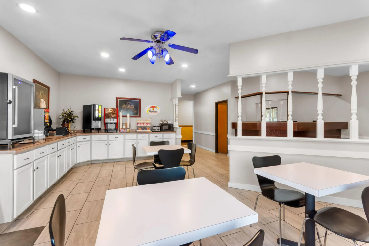 Super 8 by Wyndham Bloomington University Area