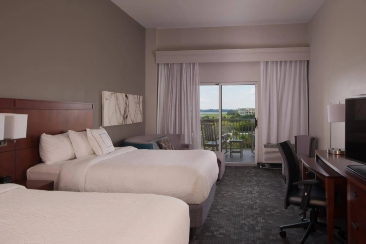 Courtyard Charleston Waterfront by Marriott