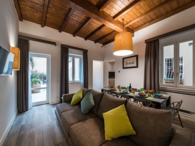 5 Bedrooms Apartment