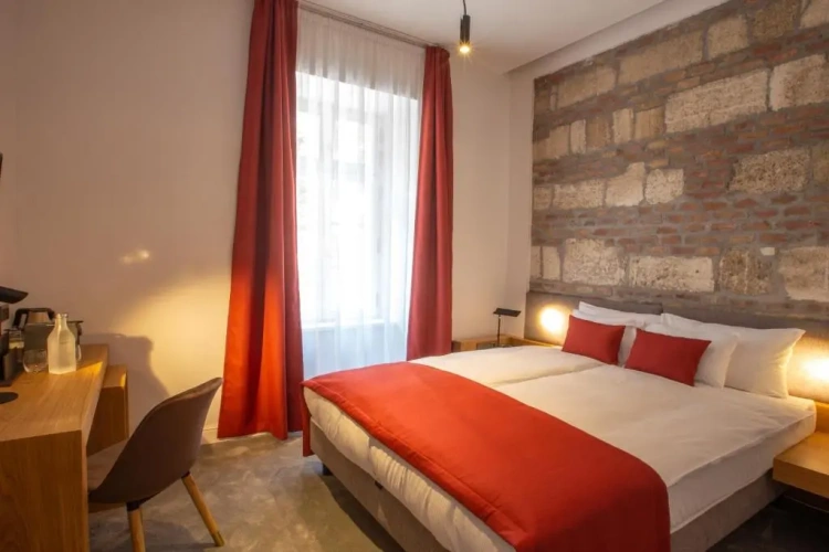 Standard Single with Queen bed room