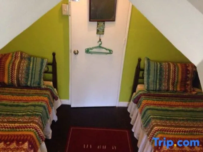 5 Bedrooms Cottage