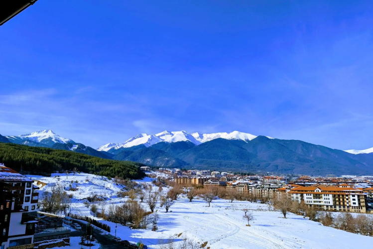 Stylish 2BD Apartment with Panoramic Mountain View