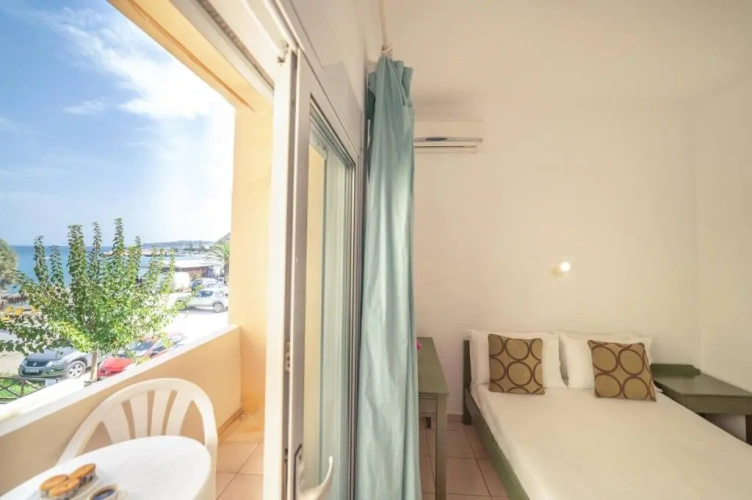 Standard Triple room with sea view
